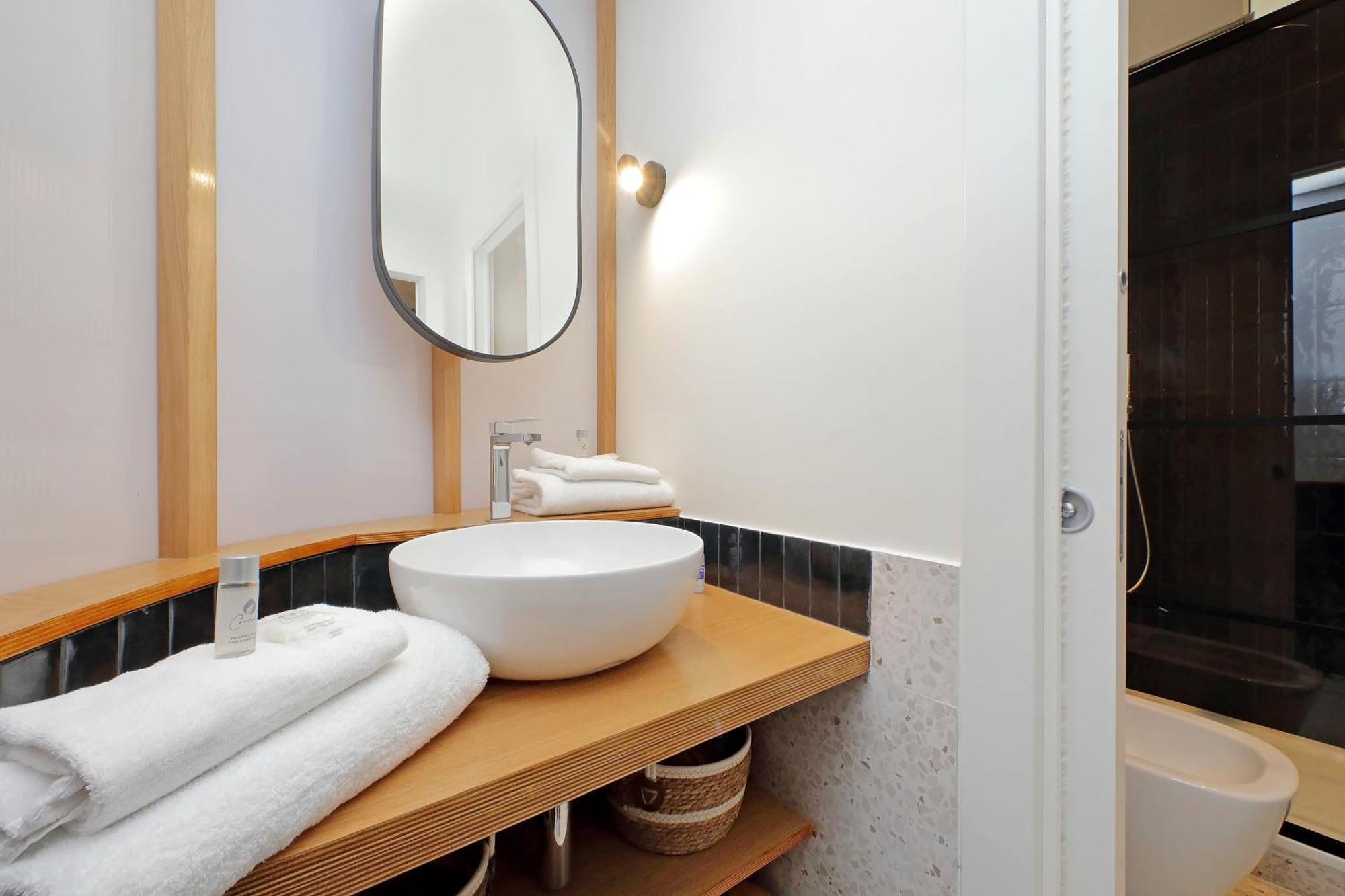 Modern Family Apartment Rom